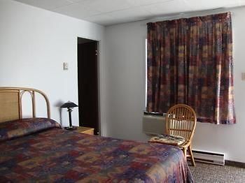Motel De La Riviere Saint-Félicien Exteriör bild